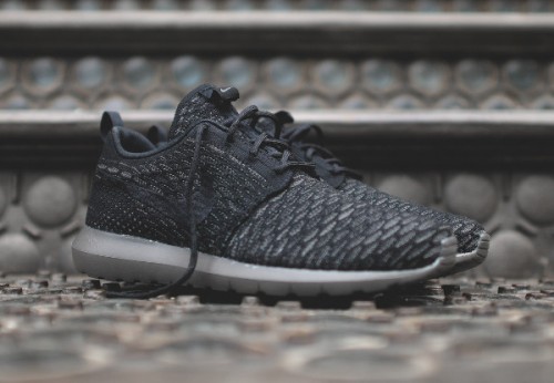 Où acheter la Nike Roshe Run Flyknit Triple Black