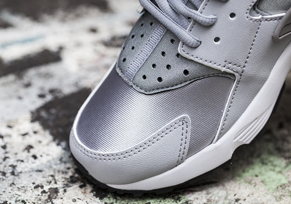 Huarache grise et outlet blanche