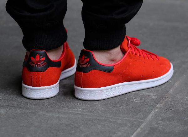 Stan smith noir clearance rouge