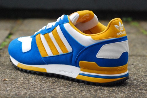 Une Adidas ZX 700 bleue et jaune