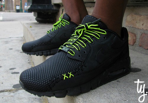 kaws x nike air max 90