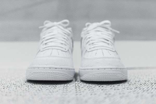 chaussure Nike Air Force 1 '07 LV8 Triple White (4)