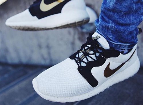 nike roshe run gold trophy