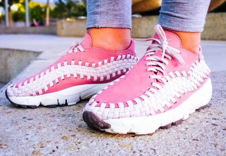 Chaussure Nike Wmns Air Footscape Woven Red Stardust on feet