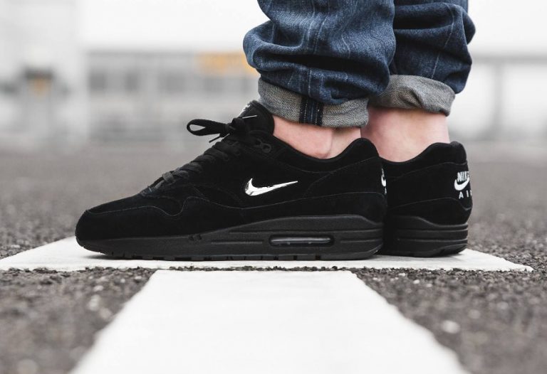 Chaussure Nike Air Max 1 Jewel Noir Diamant de Minuit homme on feet