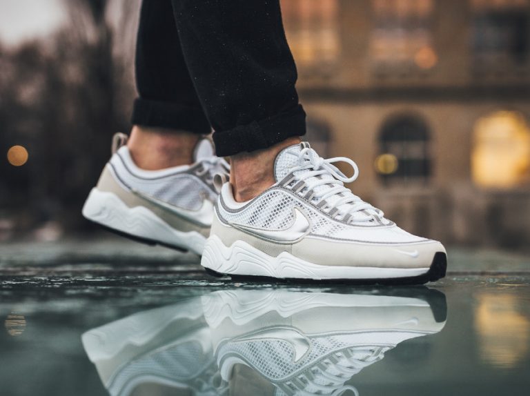 Chaussure Nike Air Spiridon '16 Cream Light Bone Metallic Silver on feet