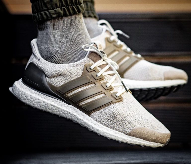 La Adidas Consortium UltraBoost Lux PK Chocolate Brown on feet (Primeknit beige et 3 bandes marron)