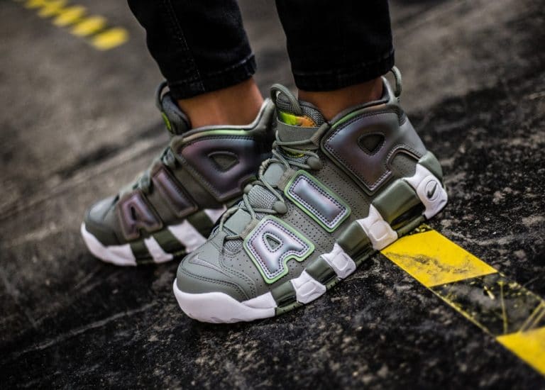 La Nike Wmns Air More Uptempo Dark Stucco une exclusivité femme en cuir vert olive au logo Air multicolore