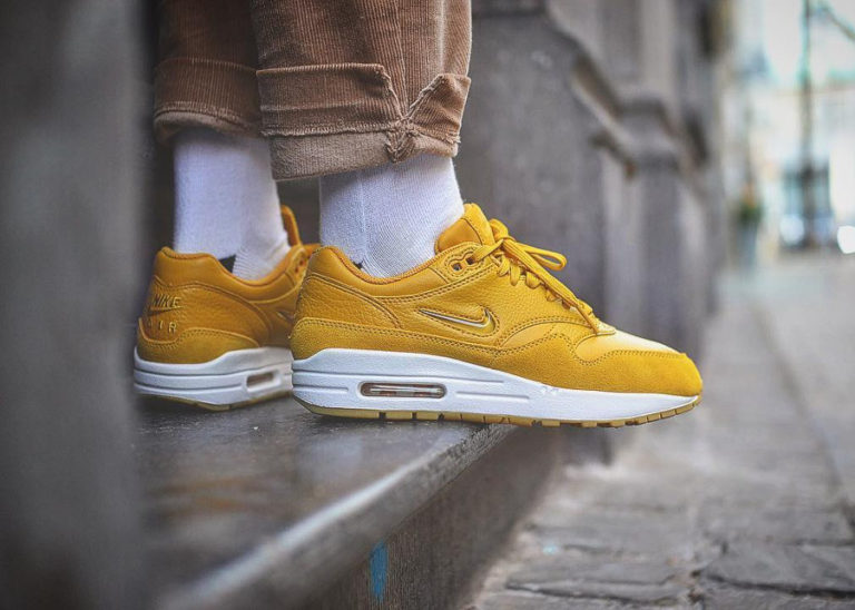 Chaussure Nike Air Max 1 Jewel jaune (femme) on feet