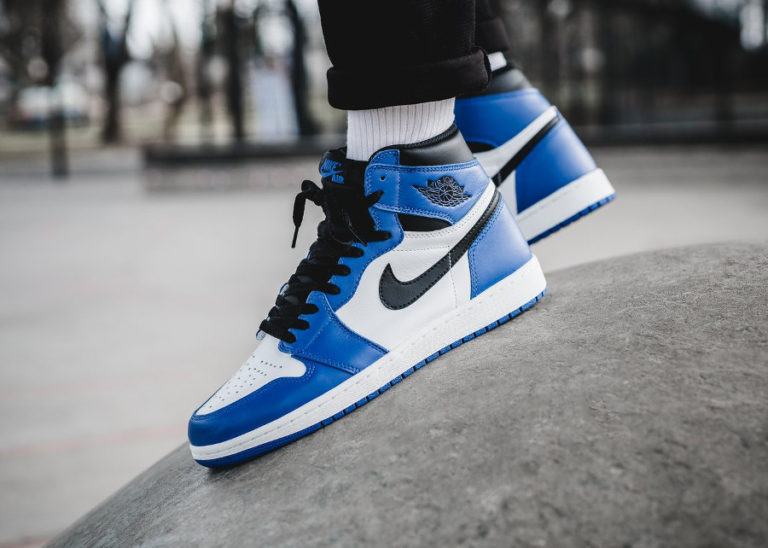 Chaussure Air Jordan 1 Retro High OG Game Bleu Royal on feet