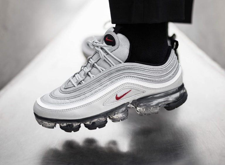 Chaussure Nike Air Vapormax 97 OG Silver Bullet Metallic homme on feet