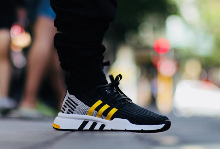 Chaussure Adidas EQT Support Mid ADV PK noire jaune on feet