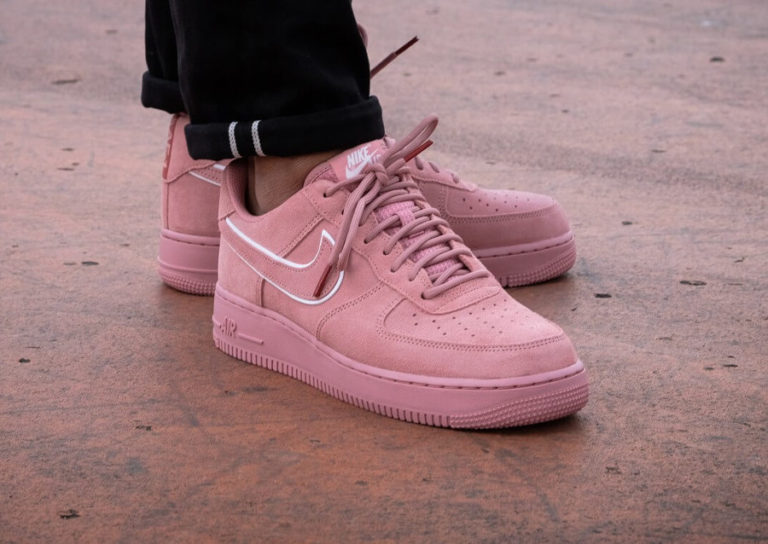 Chaussure Nike Air Force 1 '07 LV8 Suede Red Stardust on feet