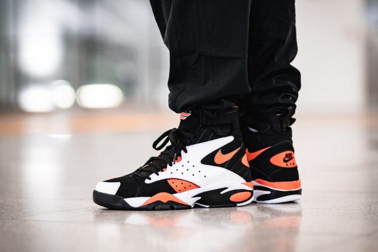 Chaussure Nike Air Maestro 2 II LTD Blanche Rush Orange on feet