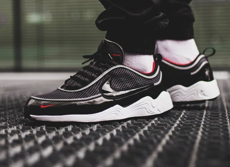 Chaussure Nike Air Spiridon '16 Patent Leather Black Red on feet