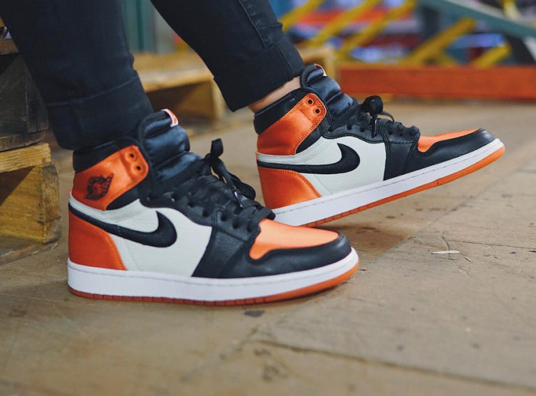 Chaussure Air Jordan 1 High femme Satin Shattered Backboard on feet