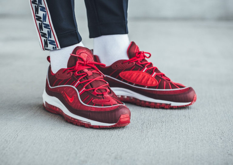 basket-nike-air-max-98-special-edition-rouge-équipe-imprimé-crocodile-on-feet (3)