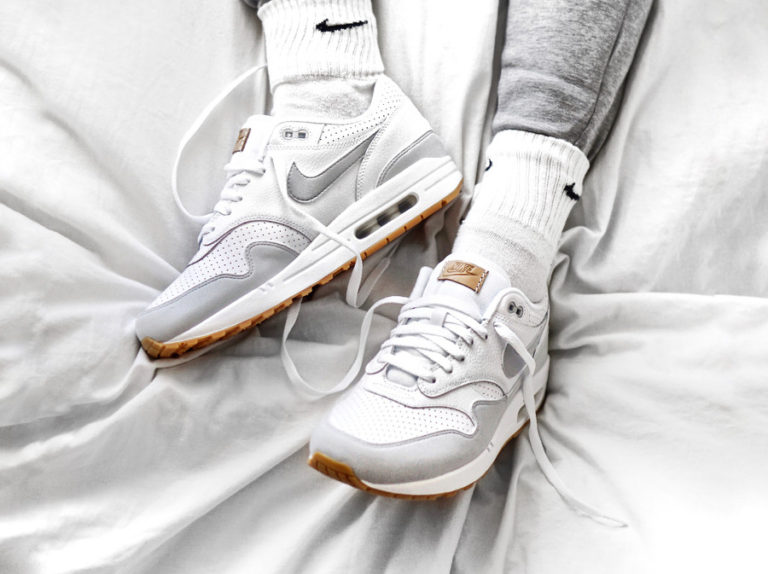 chaussure-nike-air-max-1-perforated-white-pure-platinum-yellow-gum-on-feet (couv)