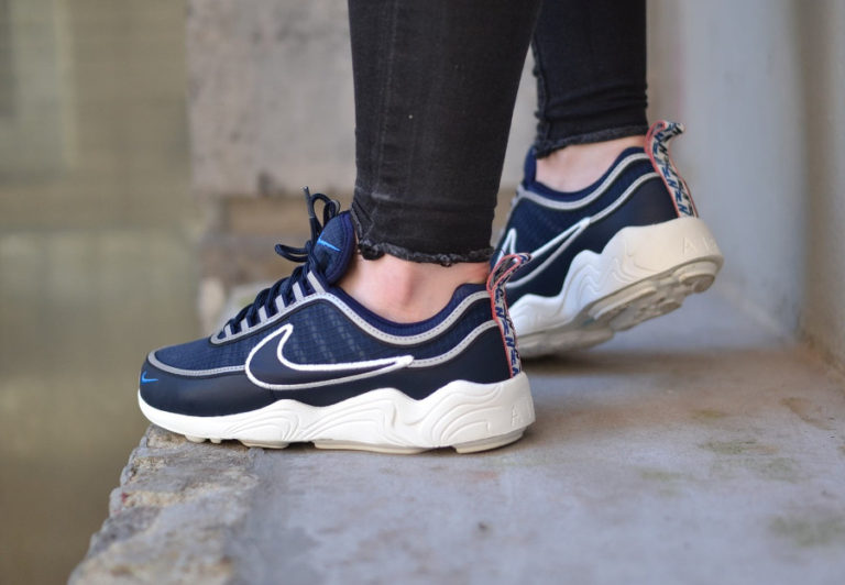 chaussure-nike-air-spiridon-pull-taped-se-obsidian-on-feet (2)