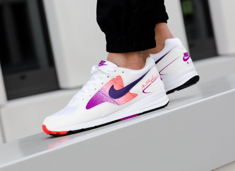 nike-air-span-ii-blanche-dégradé-violet-et-rose-aux-pieds-AO1551 103 (5)