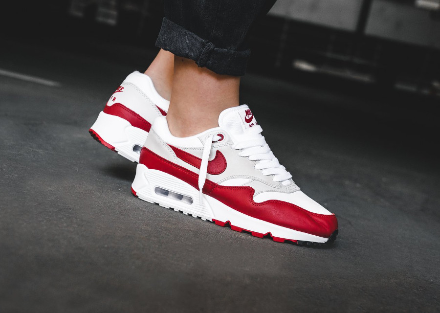 red air max 90 on feet