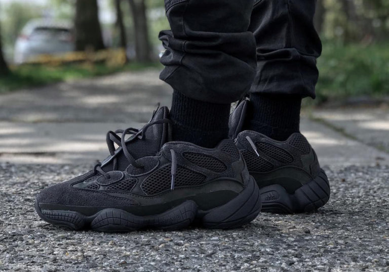 adidas-yeezy-500-desert-rat-noire-triple-black-on-feet-F36640 (1)