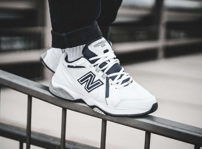 new-balance-MX624WN4 -blanche-bleu-marine-on-feet-dad-shoe