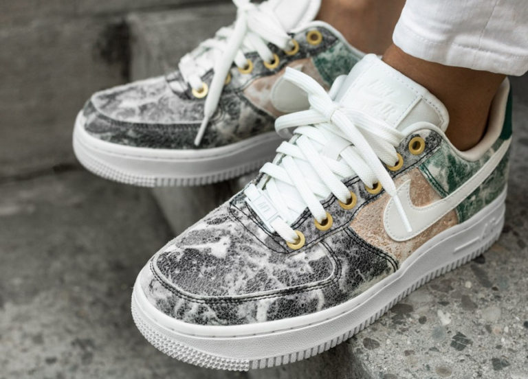Nike Air Force 1 '07 LXX femme Cracked Leather 'Summit White' on feet