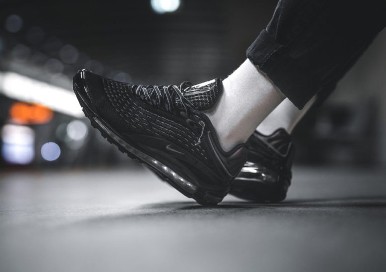 chaussure Nike Air Max Deluxe noire Triple Black Bronze on feet (AV2589-001)