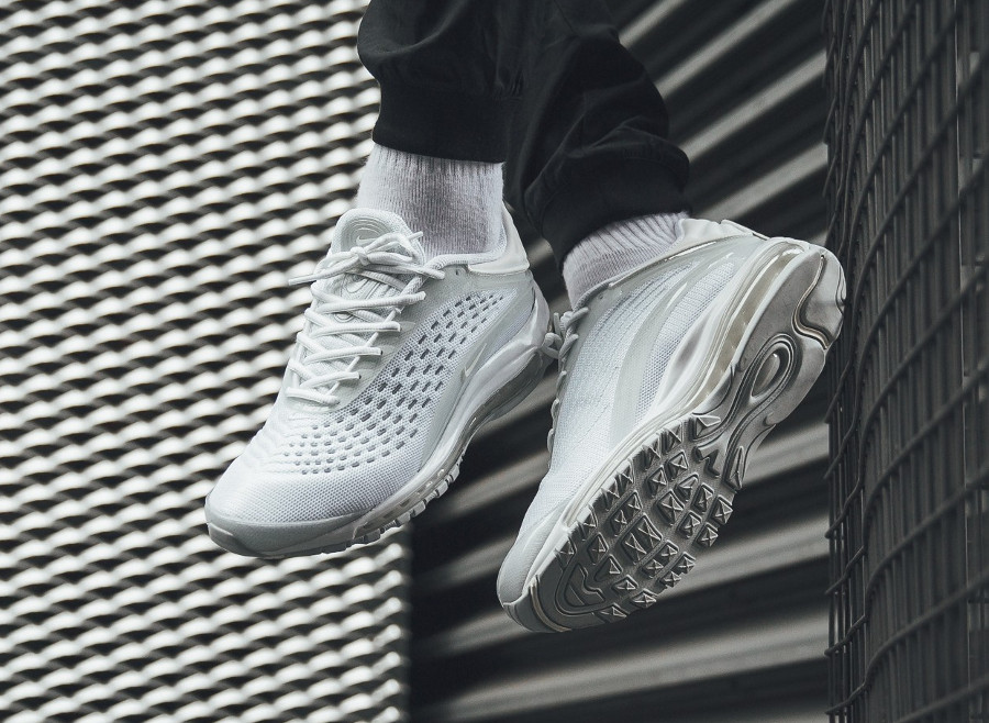 nike air max deluxe triple white