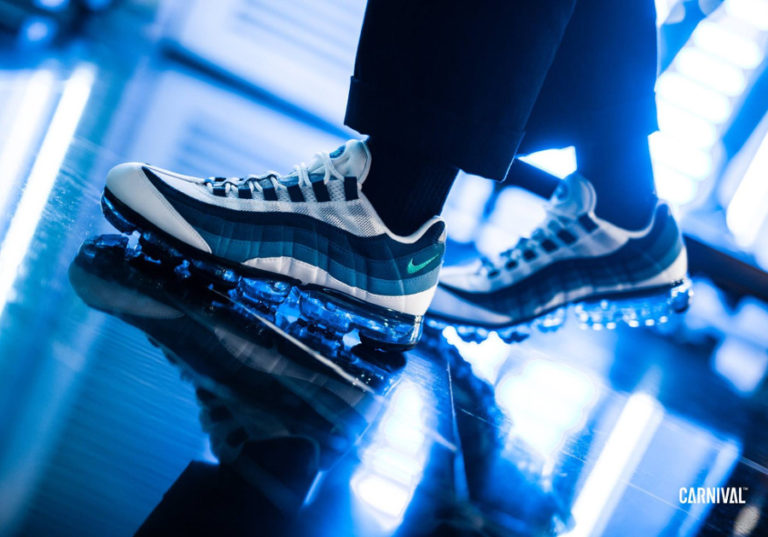 chaussure Nike Air Vapormax 95 OG Slate French Blue on feet (AJ7292-100)