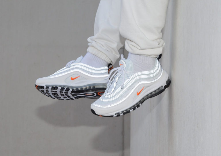 Nike Air Max 97 blanche orange et gris metallique on feet (BQ4567-100)