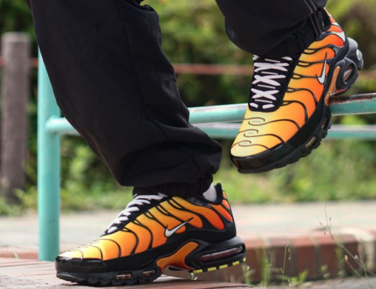 Nike Air Max Plus noire avec un dégradé orange 852630-040 (couv)