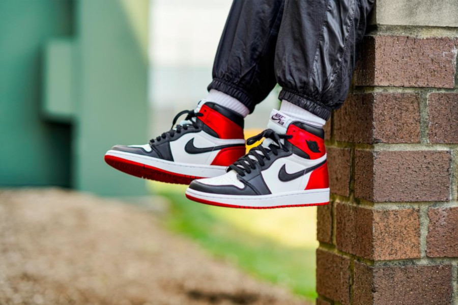 aj 1 satin wmns black toe