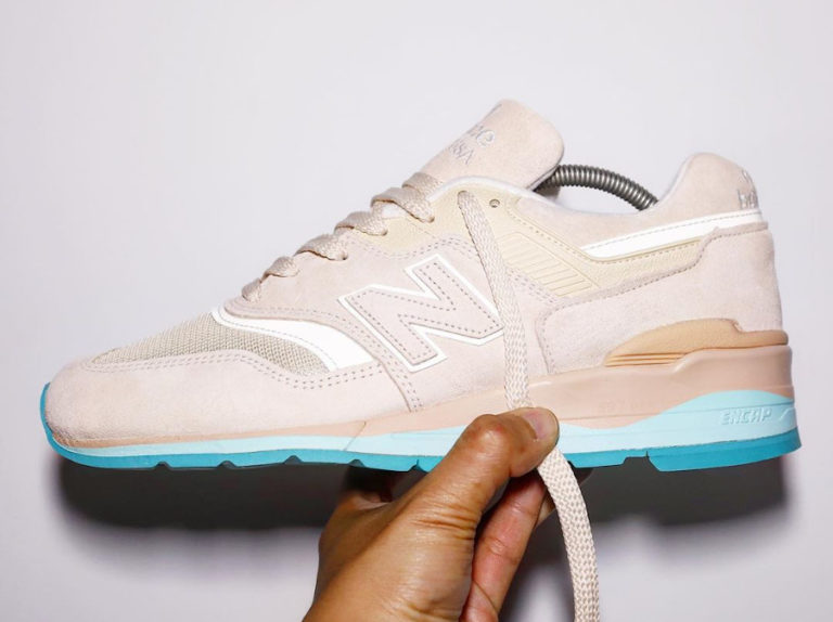 New Balance 997 en suède beige avec une semelle bleue (0)