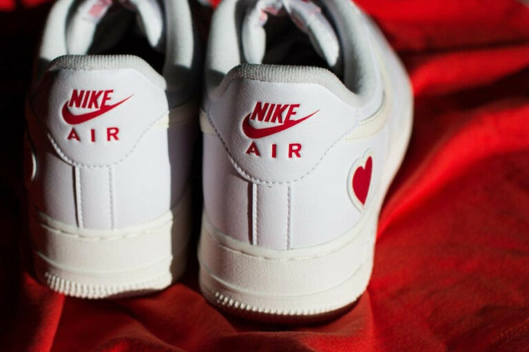 Nike AF1 blanche avec un petit coeur rouge (5)