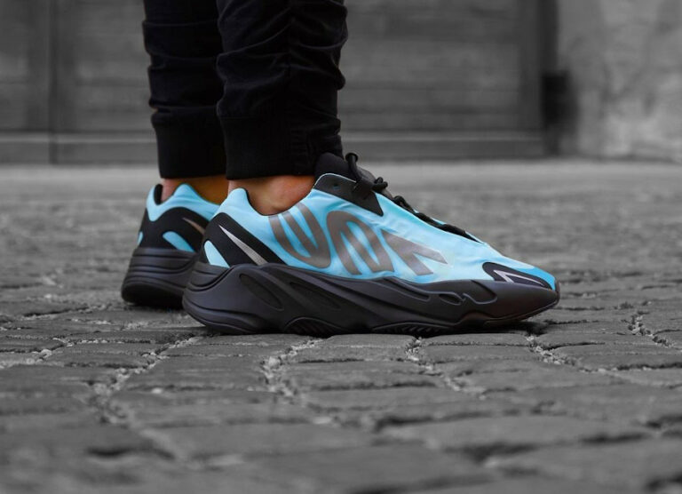 Adidas Yeezy 700 Minivan bleu et noir on feet (1)