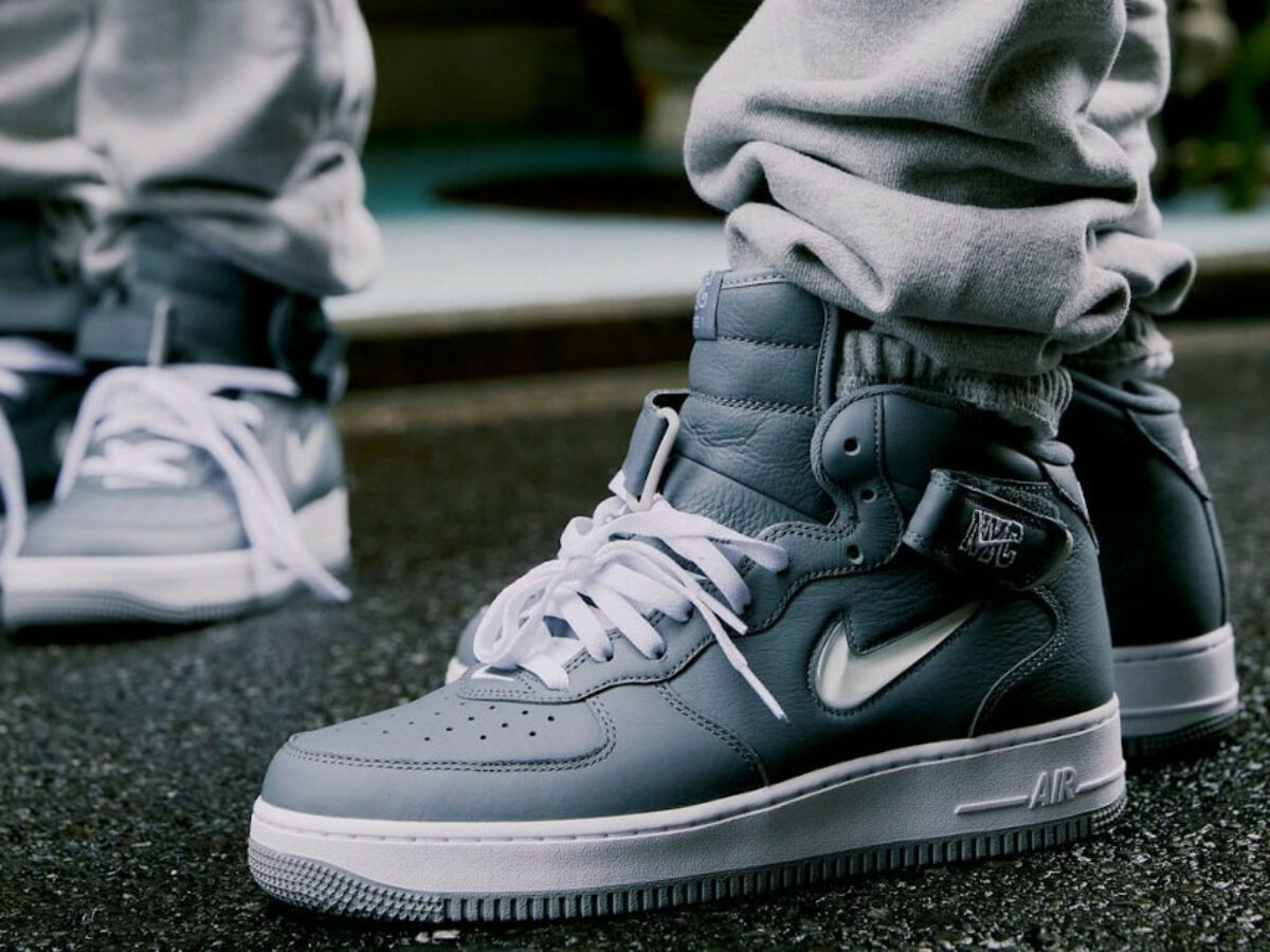 DH5622-001 : que vaut la Nike AF1 Mid QS Jewel Swoosh NYC Cool Grey ?