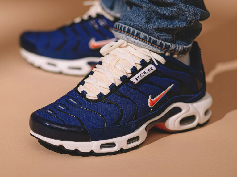 Nike Air Max Plus SE 'Running Club' Black Deep Royal Blue Obsidian on feet