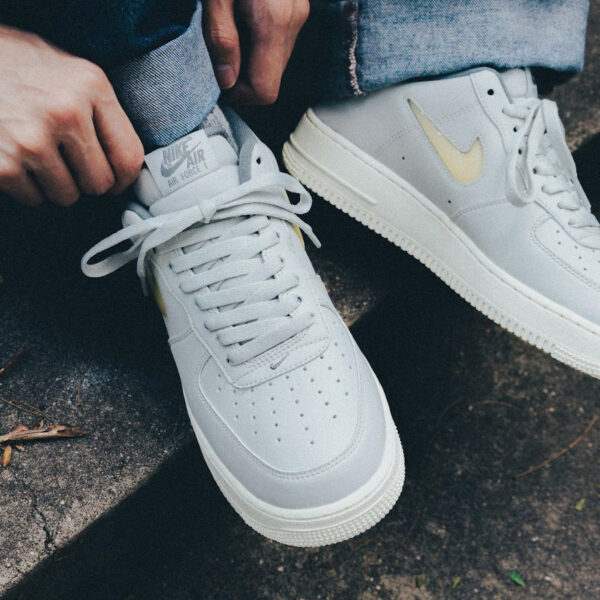 【NIKE】AIR FORCE 1 LIGHT BONE AND COCONUT MILK 