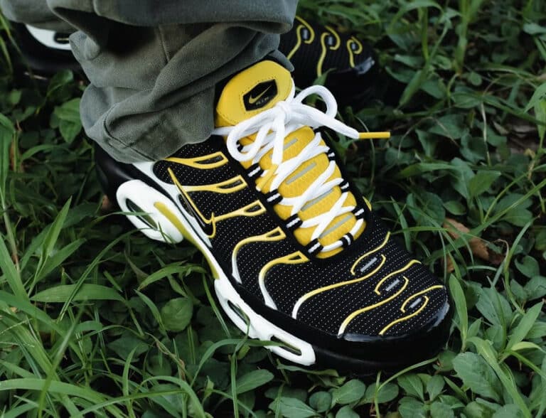 Nike Air Max Plus noire avec dégradé blanc et jaune (3)