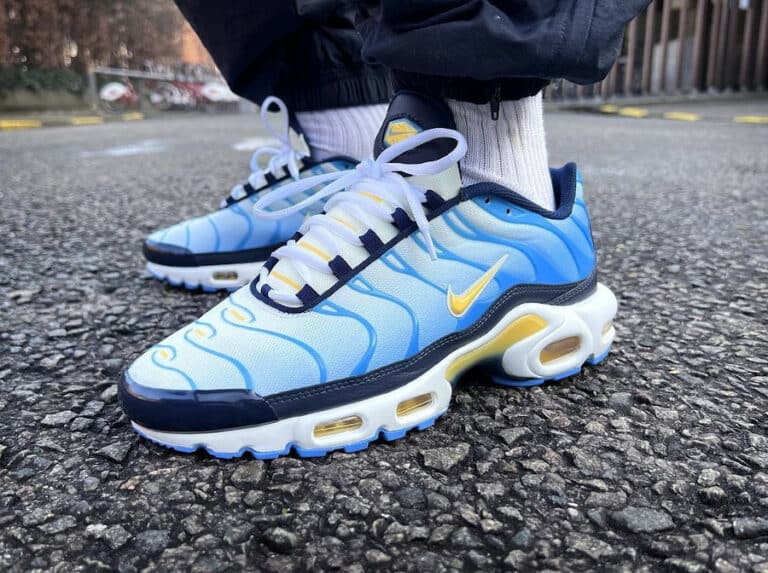 Nike Air Max Plus Bleu université Lait de noix de coco on feet