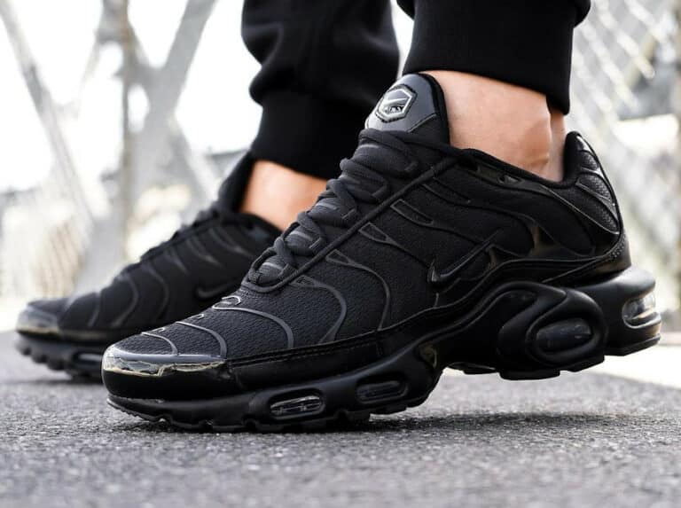 Nike Air Max Plus toute noire 2023 (couv)