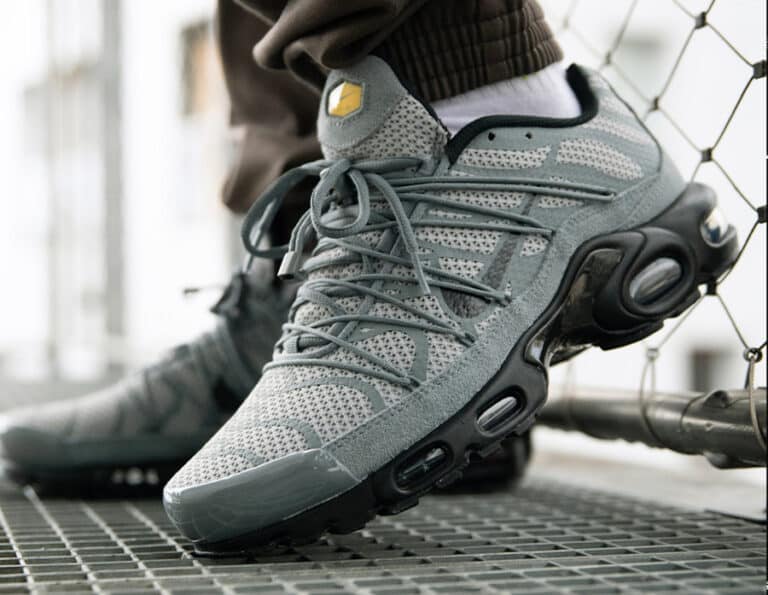 Nike Air Max Plus Utility grise noire et jaune on feet (1)