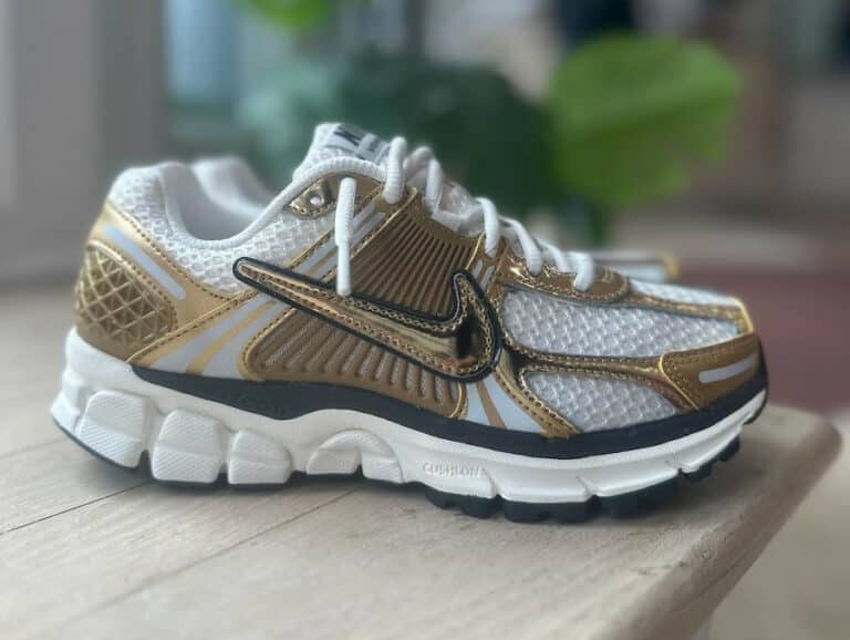 Nike Wmns Zoom Vomero 5 Metallic Gold Photon Dust Gridiron