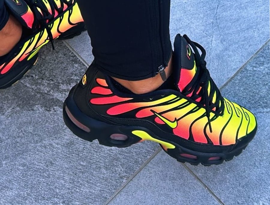 Nike Air Max Plus Black Volt Solar Red 2 AQ9979-001 (couv)