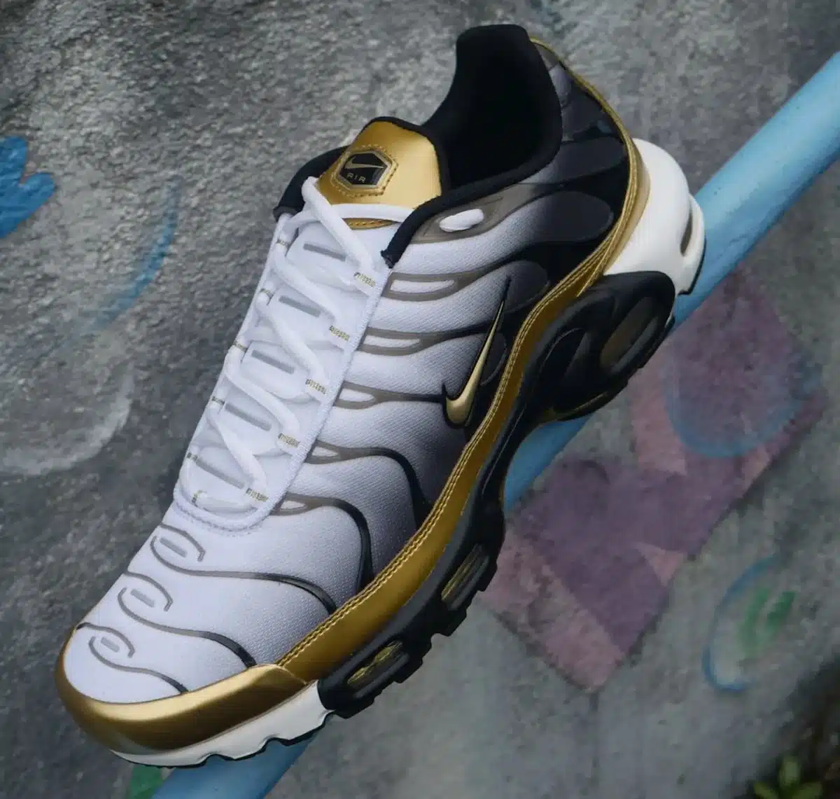 Nike Air Max Plus FL 50 ans dégradé noir blanc doré (7)