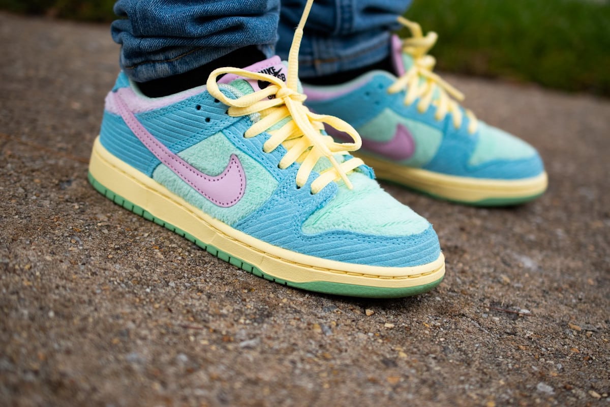 Nike SB x Verdy Dunk Low bleu et vert pastel on feet (1)