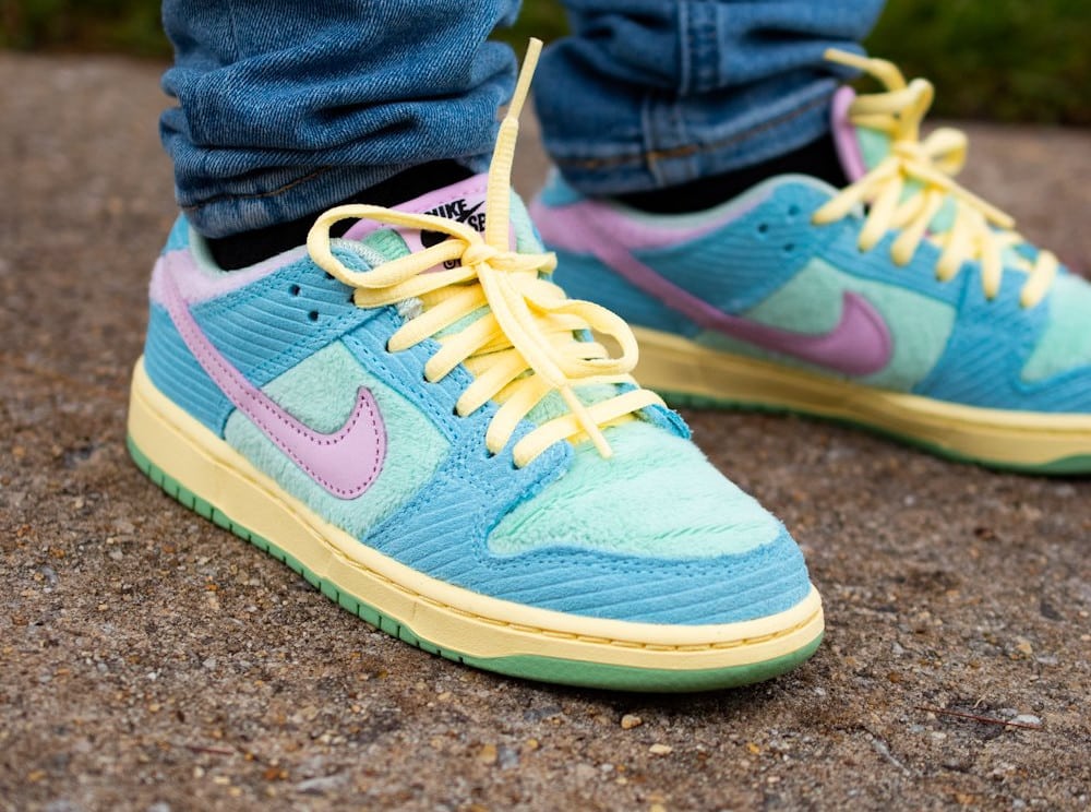 Nike SB x Verdy Dunk Low bleu et vert pastel on feet (2)