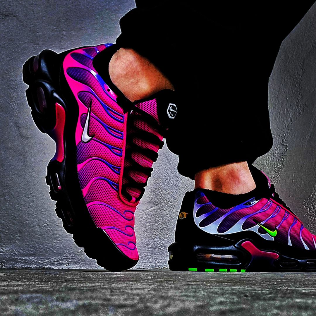 Nike Air Max Plus Fireberry Rebellious Air rose violet on feet 604133-610 (1)